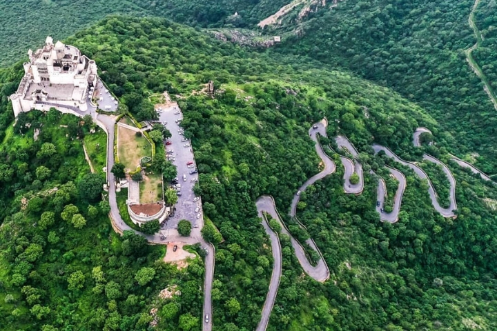 monsoon palace trek reach to the massive palace