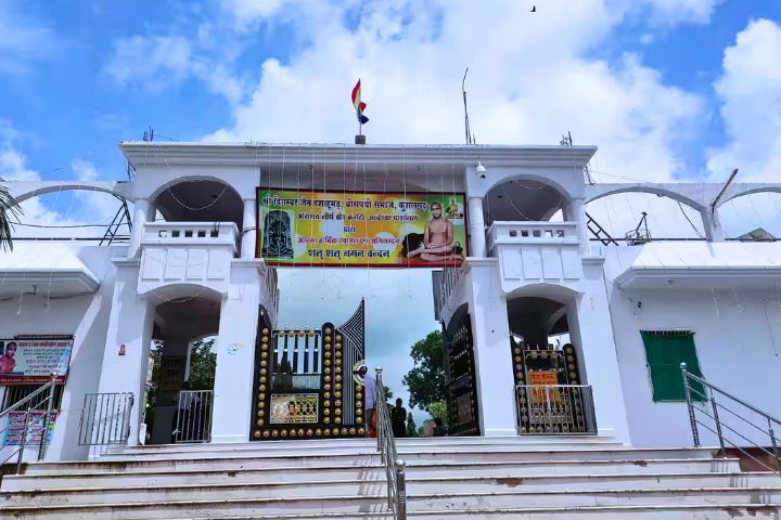 Andeshwar Parshwanath Ji